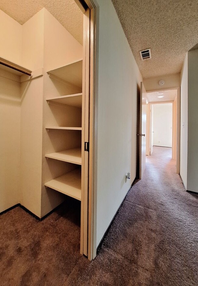 Building Photo - Spacious First Floor 2bd Condo With Laundr...
