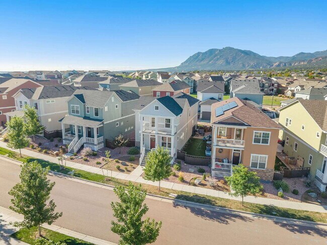 Building Photo - Modern 4 Bedroom, 2 Bathroom Westside Home with Balcony Views of Garden of the Gods!