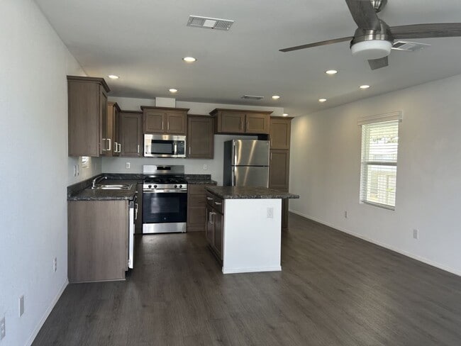 Building Photo - 1601 S Sandhill Rd