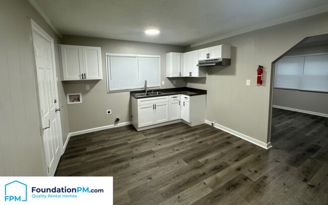 Building Photo - 1711 S Sutton Dr