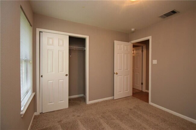 Building Photo - 207 River Crossing Trail