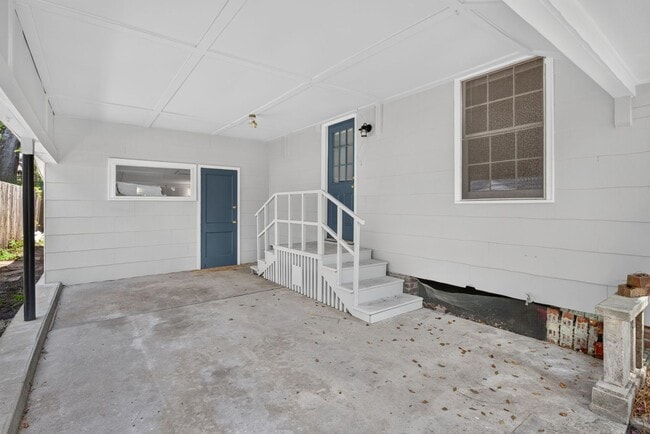 Building Photo - 216 E 57th St