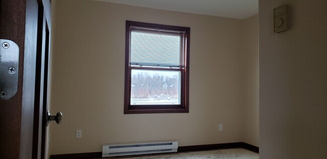 Building Photo - 2 BR 1 BA Lower Level Apartment newly Remo...