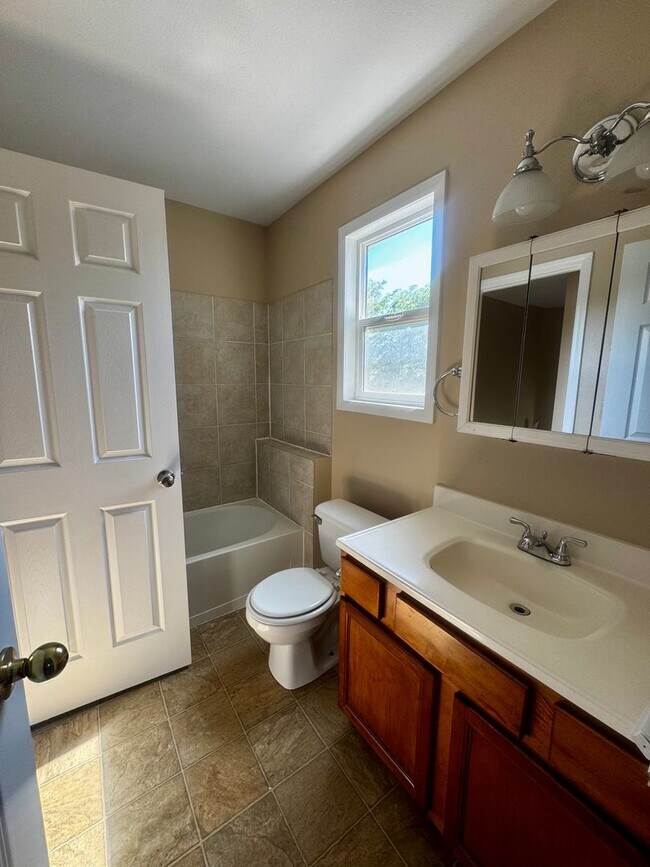 Building Photo - Charming 4 Bedroom close to Patty Jewett Golf Course