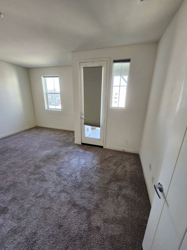 Building Photo - Gorgeous Tri-level Townhouse 3 beds 3 1/2 ...