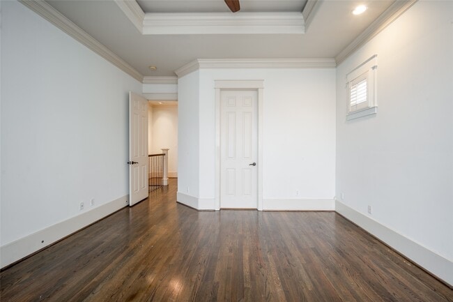 Building Photo - 842 W 22nd St