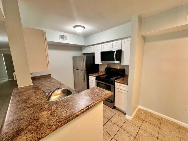 Building Photo - Spacious 2 Bed / 2 Bath Condo in Indian Lake – Ground Floor Unit