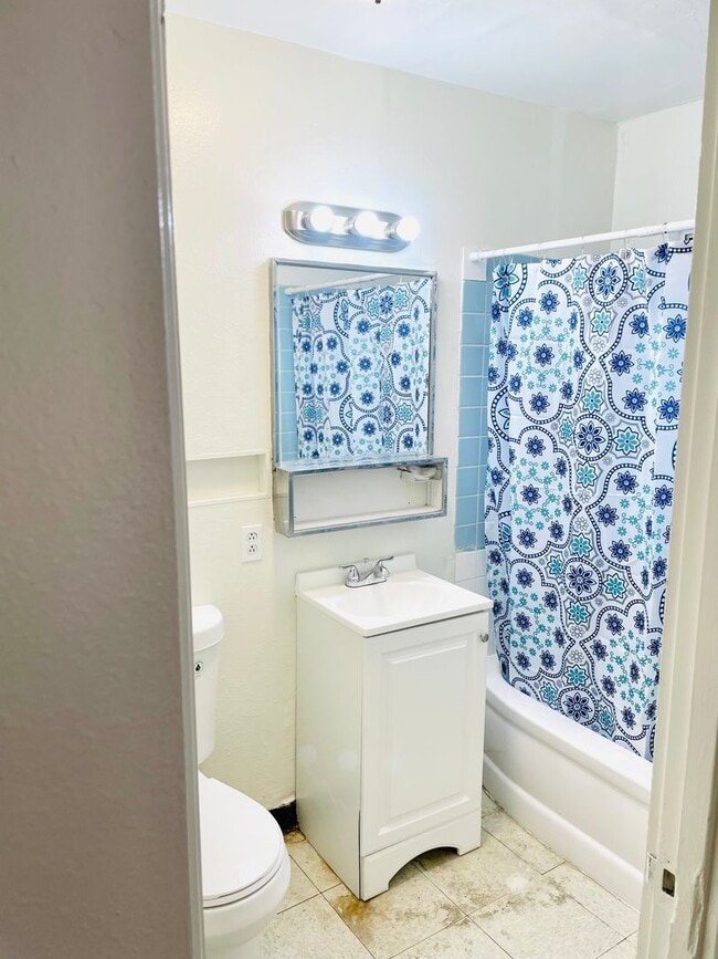 Building Photo - Studio Apartment on Las Vegas Strip - Close to all of the Excitement & More!!