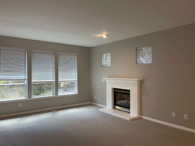 Building Photo - 4-Bedroom Happy Valley Home with Large Garage, Spacious Living Areas & Covered Deck