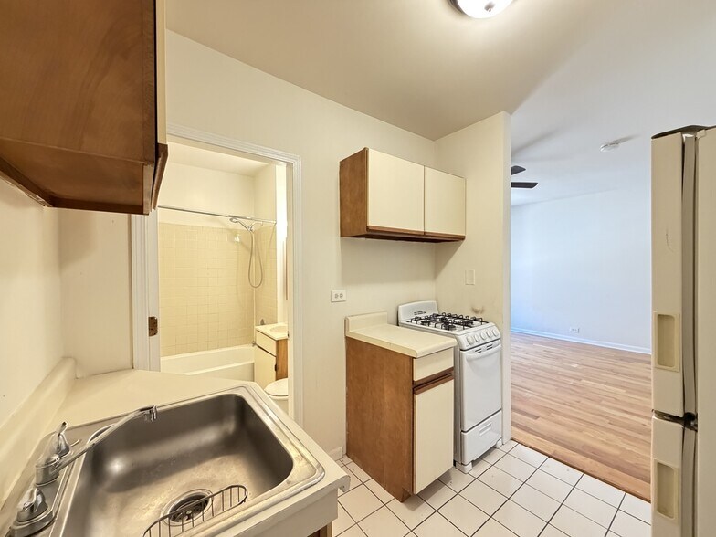 Building Photo - 814 W Cornelia Ave