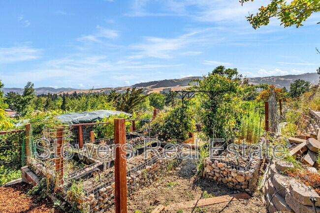Building Photo - 325 Paraiso Dr