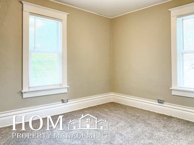 Building Photo - 330 Center St