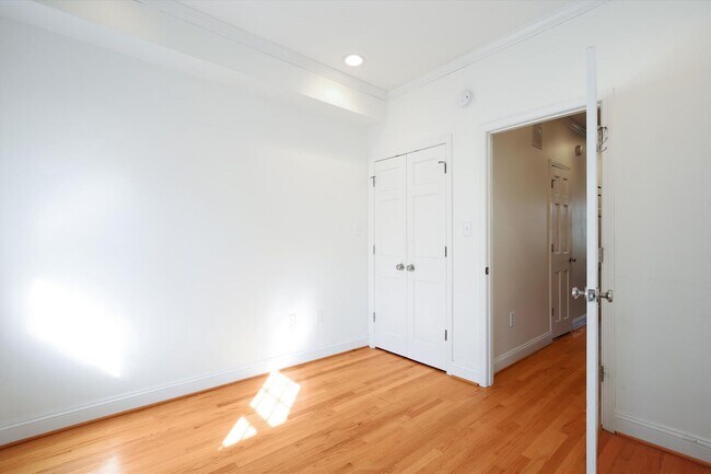 Building Photo - Spiffy 3 Bedroom, 2 Full Bathroom Rowhome just steps from Lincoln Park!!
