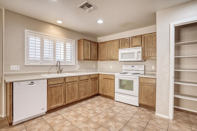 Building Photo - Lovely 3 Bedroom House! Coming Soon!