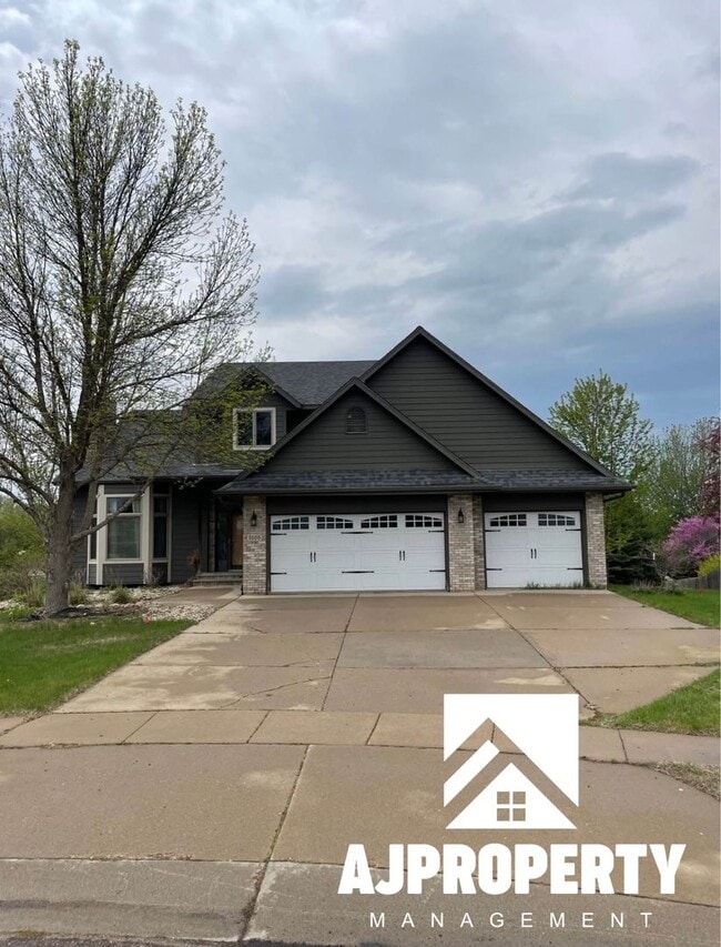 Building Photo - 3105 S Dawley Cir