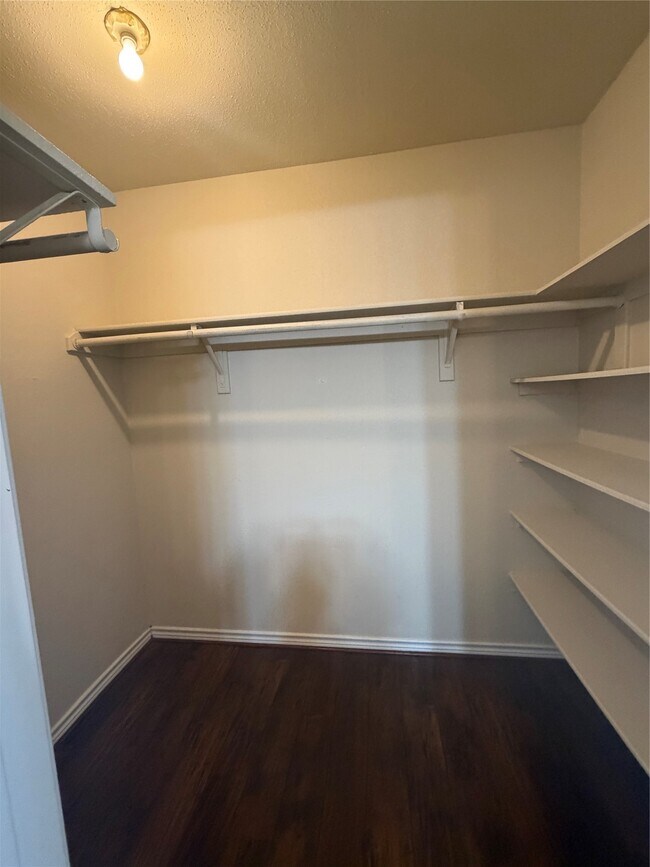 Building Photo - 732 Memorial Mews St