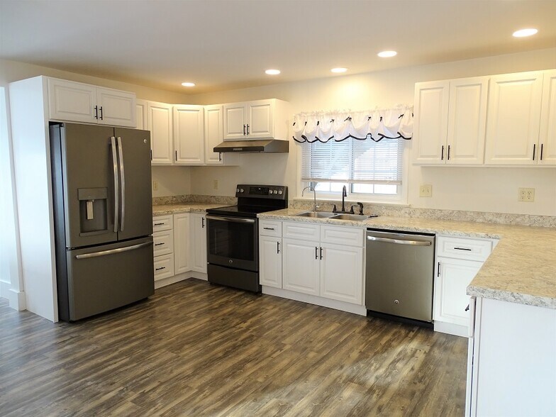 Building Photo - 783 E Main St