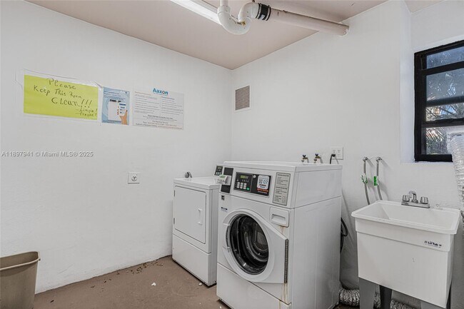 Building Photo - 301 Golden Isles Dr