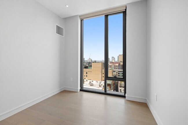 Building Photo - 55 Lagrange St