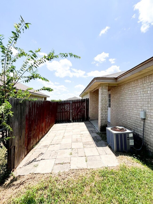 Building Photo - 1111 Nicholas Cir