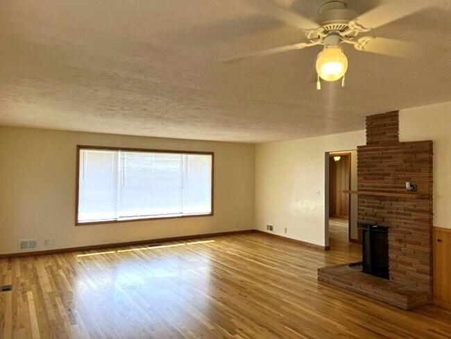 Building Photo - 720 Orchard Heights Rd NW