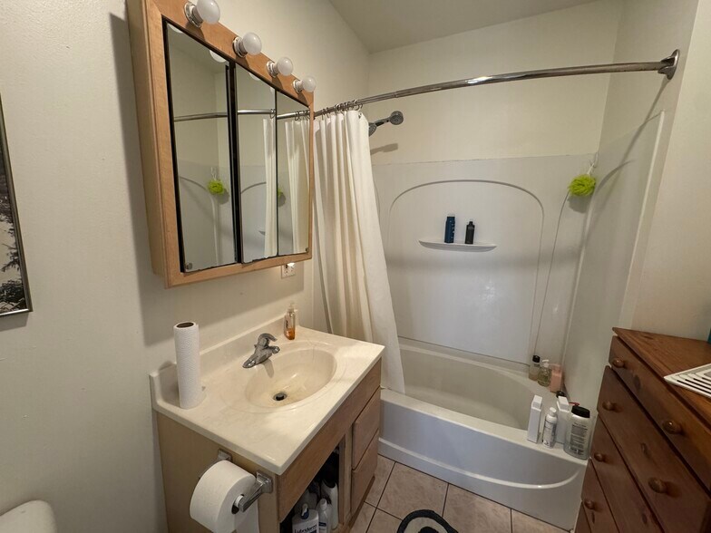 Building Photo - 385 E Becher St