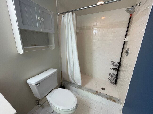Building Photo - ANNUAL RENTAL - 2ND FLOOR LAKE VIEW 2 BED ...