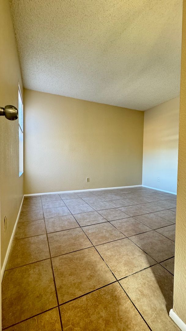 Building Photo - Central 2 bedroom condo, near U of A and UMC!