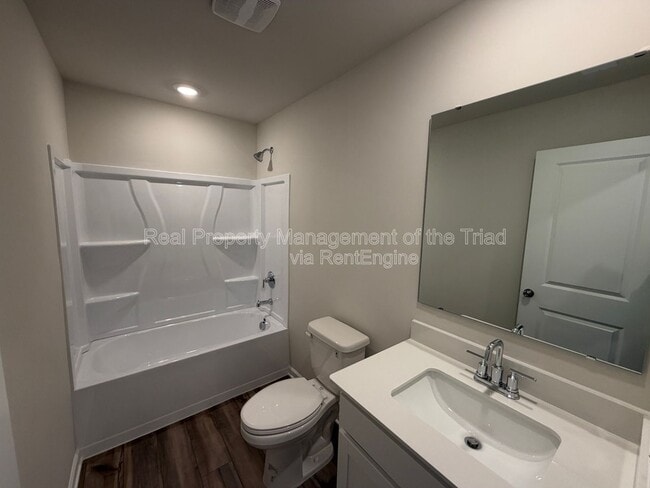 Building Photo - 329 Kingscote Wy