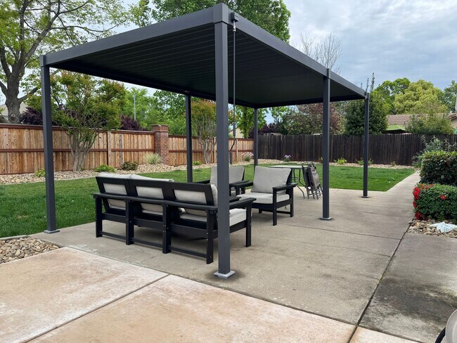 Building Photo - Recently remodeled charmer!