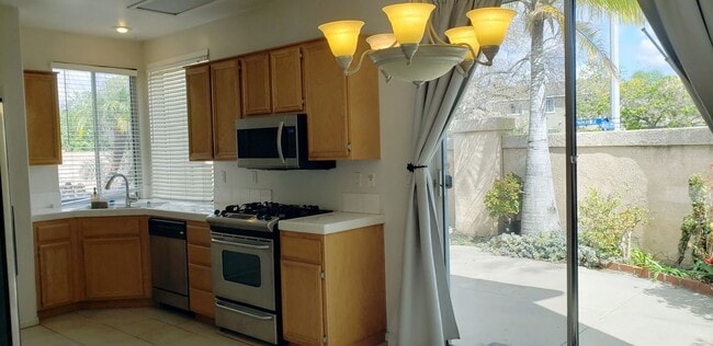 Building Photo - 3 Bedroom/2.5 bath - SFR Available August ...