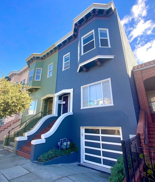 Building Photo - RENOVATED 2BD/1.5BA. Dishwasher! LAUNDRY I...
