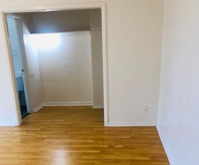 Building Photo - Studio includes all utilites, kitchen appl...