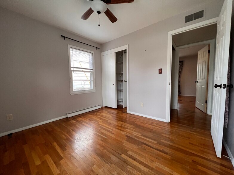 Building Photo - 1051 Curdes Ave
