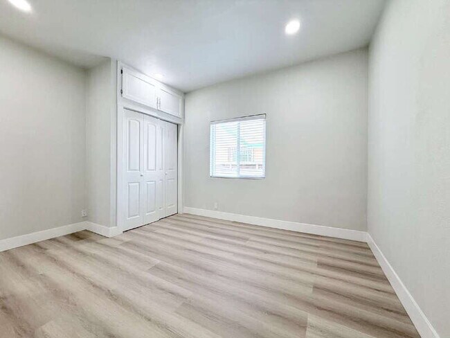 Building Photo - 1313 W 84th Pl