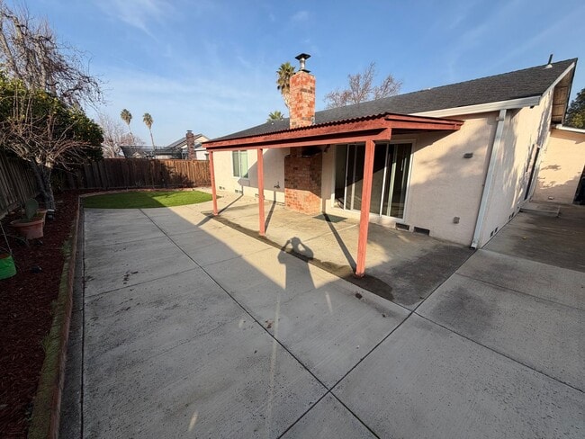 Building Photo - Livermore Single Story 3 bed / 2 bath, serene neighborhood, backyard,  Close to downtown, 580 and...