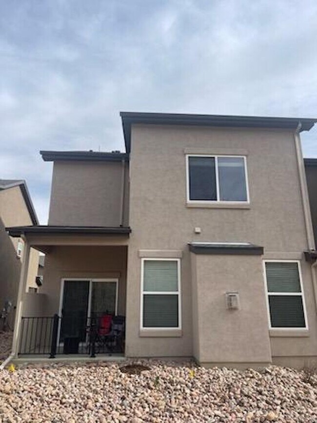 Building Photo - FULLY FURNISHED 3 Bed Luxury End Unit Townhome backs to Nature