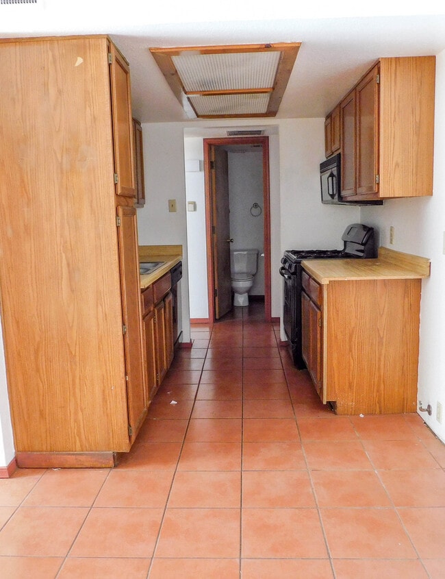 Building Photo - Swimming pool on property!