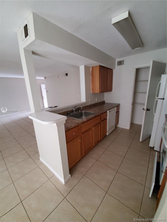 Building Photo - 815 W Boynton Beach Blvd