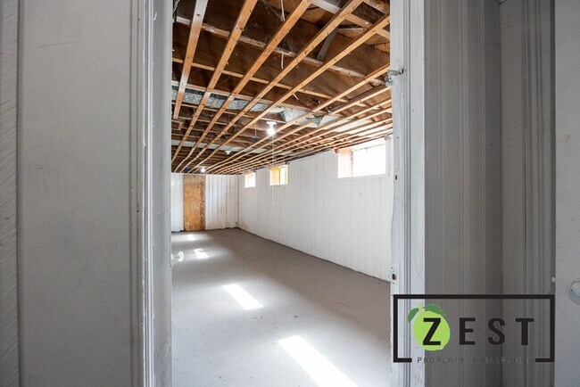Building Photo - 5235 Haverhill St