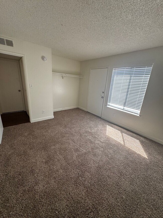 Building Photo - Downstairs Visalia apartment move in ready!