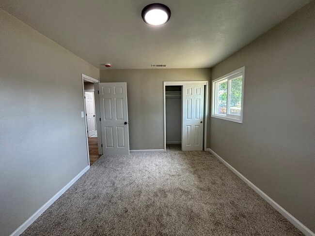 Building Photo - 1404 Grape Ave