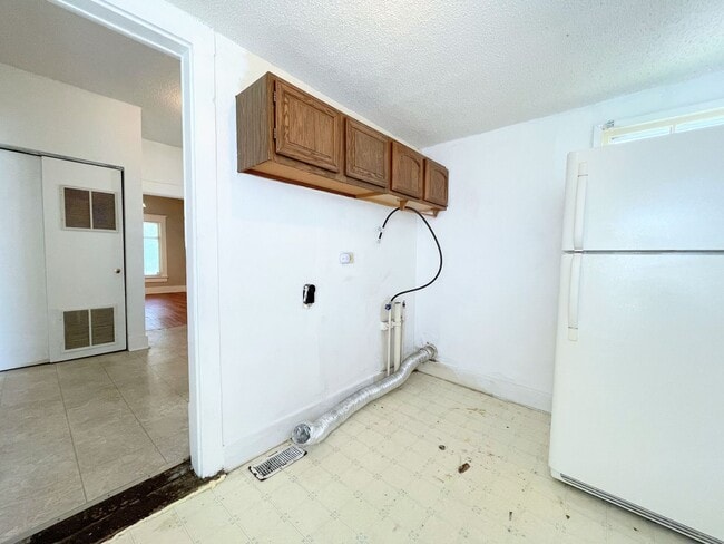 Building Photo - Two Bedroom Home in Quiet Neighborhood