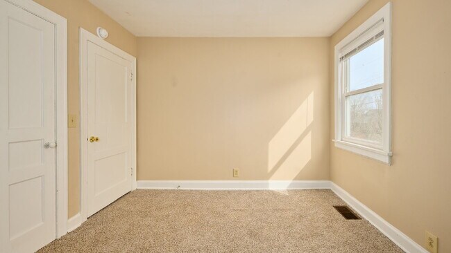 Building Photo - For Rent: 2BR, 1BA duplex