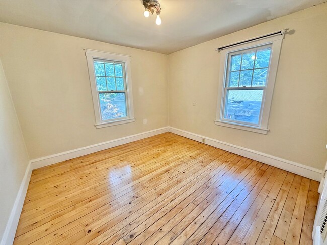 Building Photo - 3 Bedroom Apartment in Burlington VT Available NOW! OFF STREET PARKING, LAUNDRY, HEAT INCLUDED!