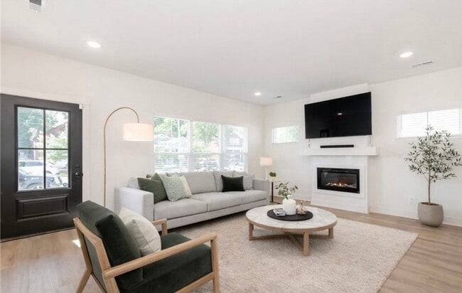 Building Photo - 3BR/2.5BA Home for Rent in Jeffersonville!  Two Car Attached Garage!