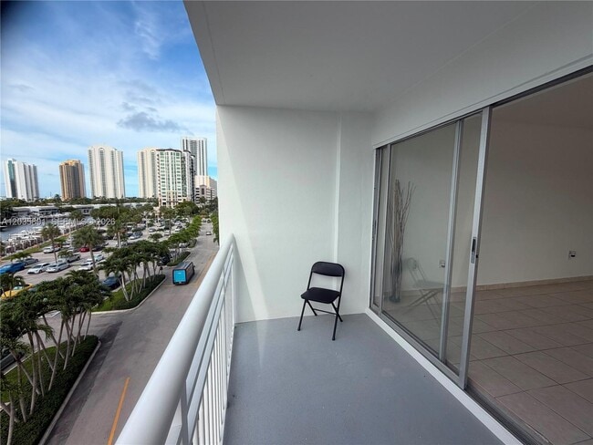 Building Photo - 400 Kings Point Dr