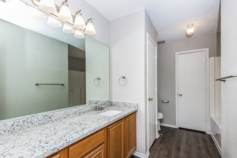 Building Photo - 10501 Shadywood Dr