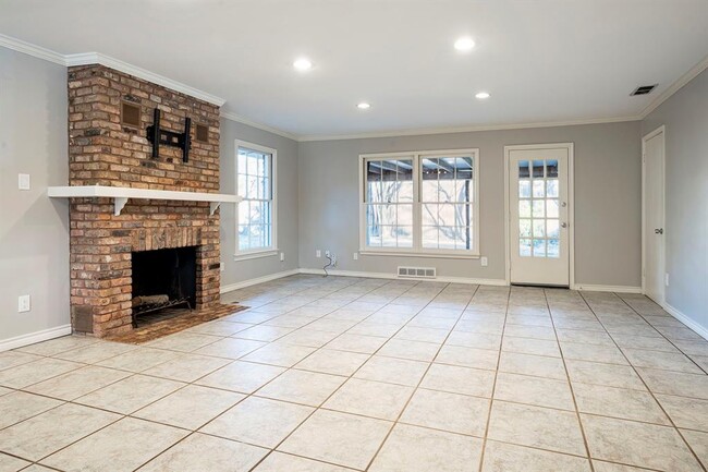 Building Photo - 6605 Deloache Ave