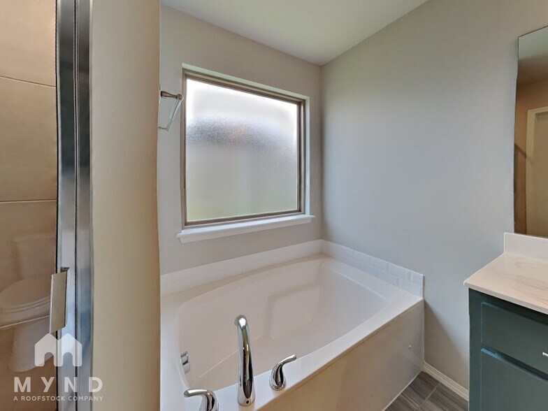 Building Photo - 6615 S 18th Pl